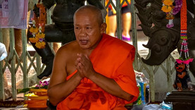 [Translate to English:] Monk in Bangkok