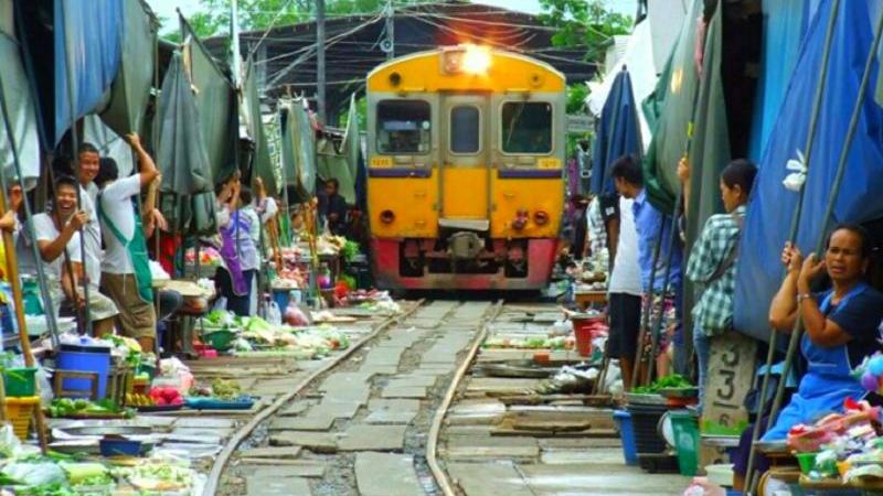 Train Market Mae Klong