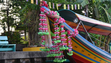 [Translate to English:] Longtailboot im Klong Thonburi